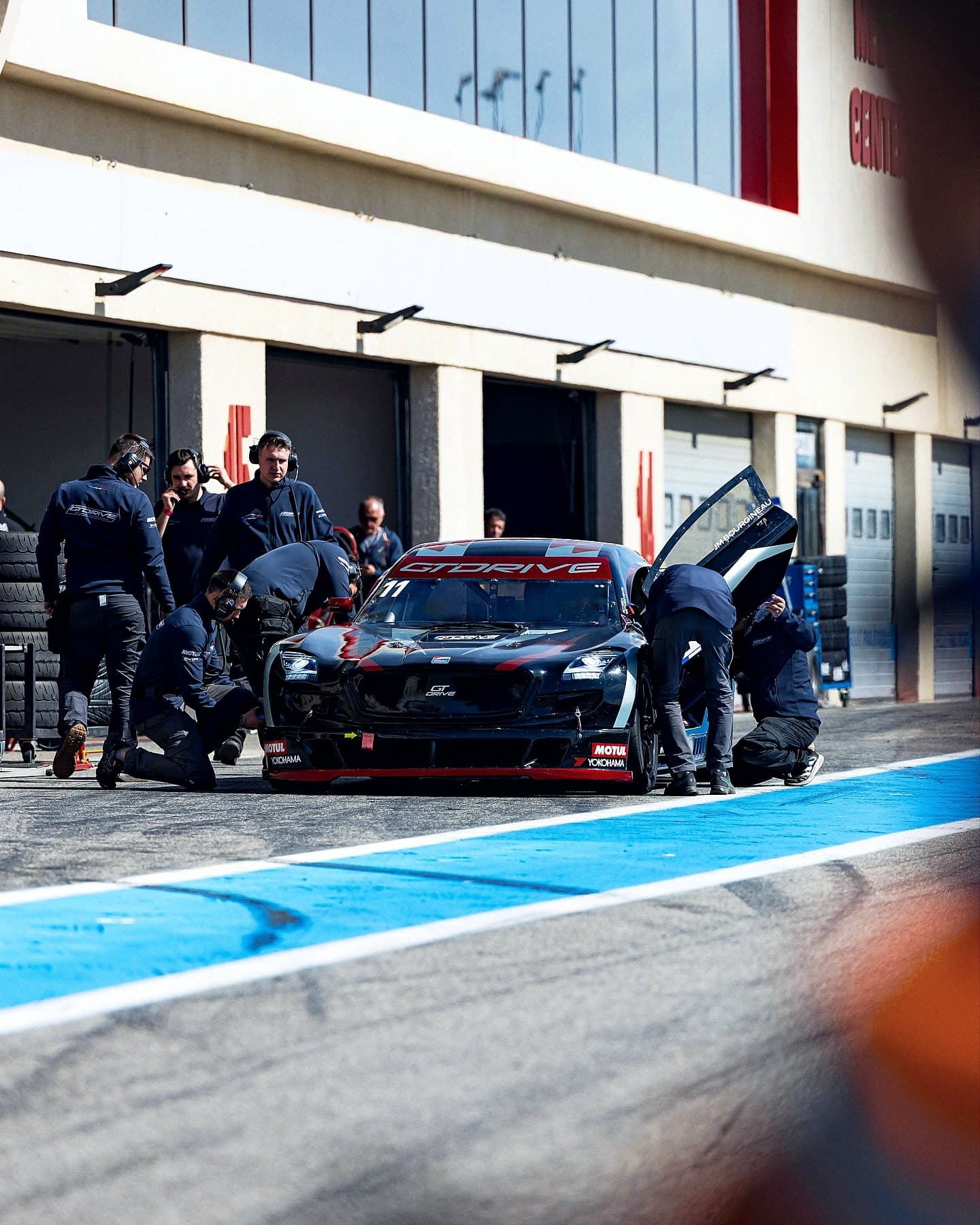 Arrêt au stand d'une Mitjet DMG pendant les 4H du Castellet