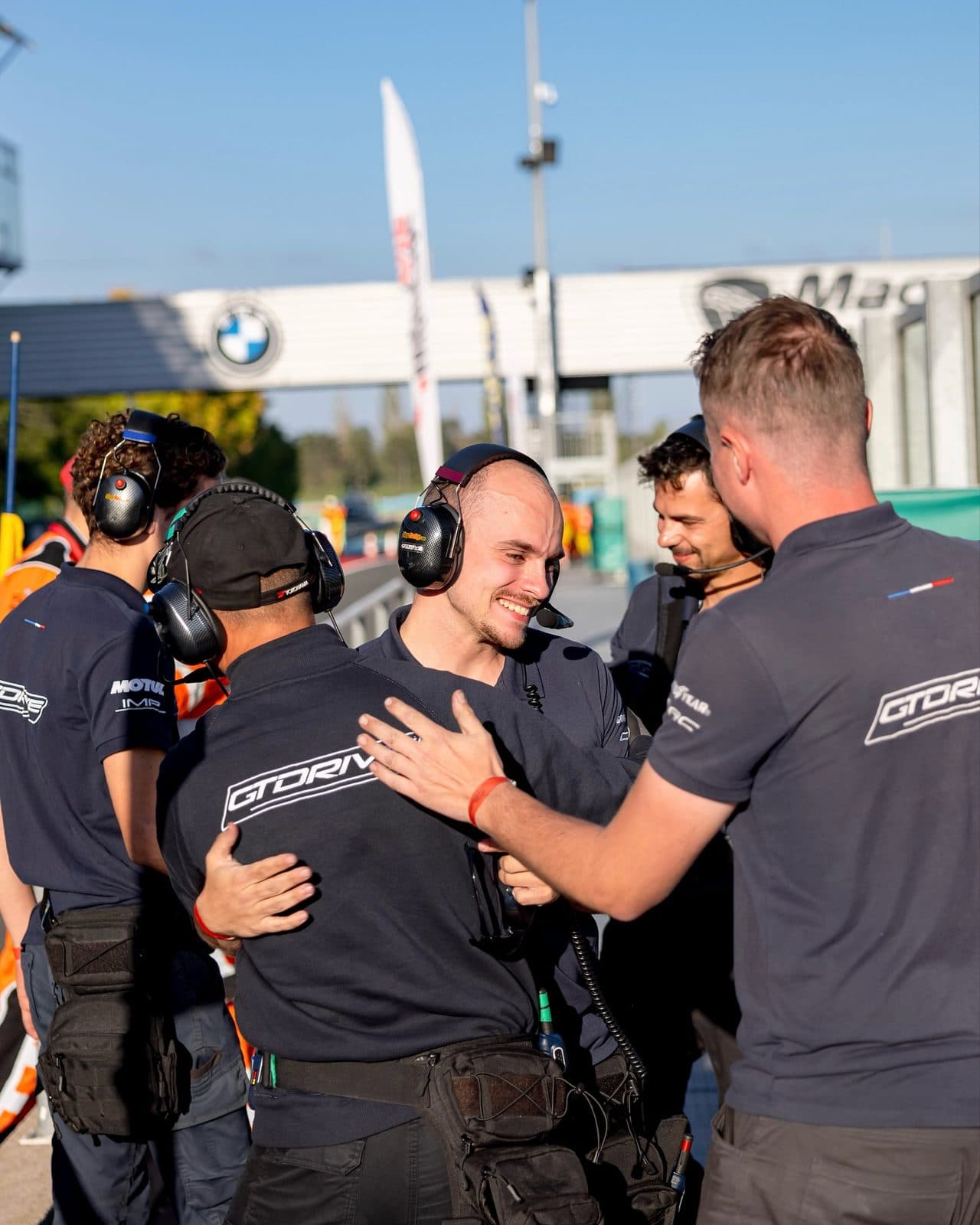 L'équipe DMG célèbre un résultat